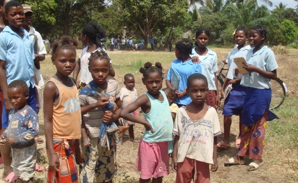 Mais de 300 mil crianças podem ficar sem acesso a comida em Moçambique