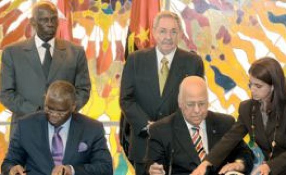 Angola/Cuba assinam acordos na construção civil e obras públicas