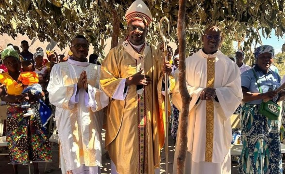 Arcebispo de Saurimo desafia nova equipa missionária de Santa Teresinha do Menino Jesus, do Dala, com a construção da nova sede paroquial