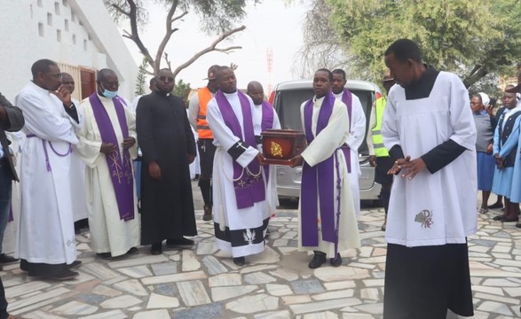 Restos mortais do primeiro bispo do Namibe já repousam no interior da Catedral da Diocese