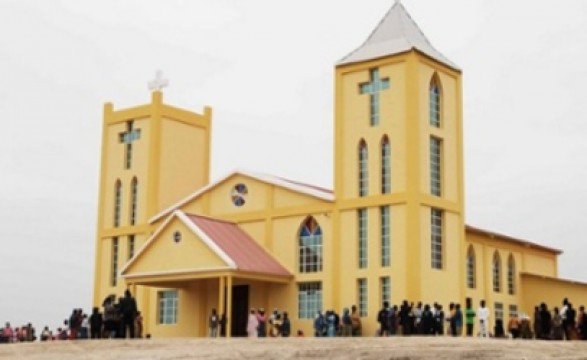 Peregrinos da Muxima celebram os 10 anos da diocese de Viana com a inauguração da igreja da Cabala