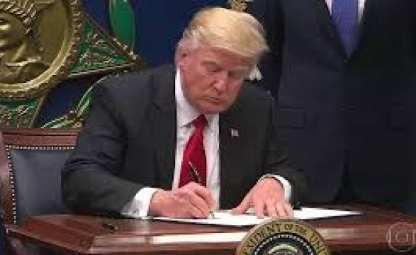 Trump assina decreto que restringe entrada nos EUA cidadãos de 8 países