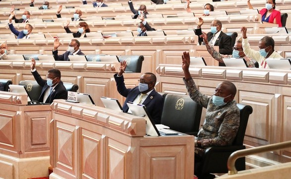 Fórum Ecclesia: Qual deve ser a atitude dos Deputados angolanos perante o aumento de subsídio de instalação e fim de mandato decretado pela Assembleia Nacional numa altura em que o país regista uma situação económica preocupante