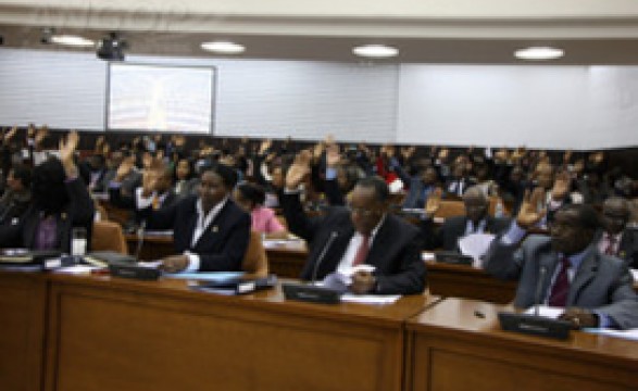 Deputados divergem quanto a proposta de lei do OGE para 2015