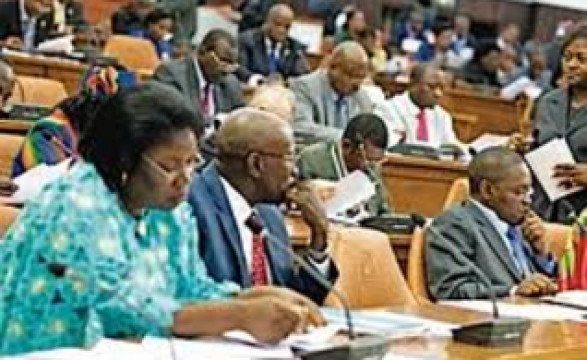 Deputados aprovam 2 diplomas legais