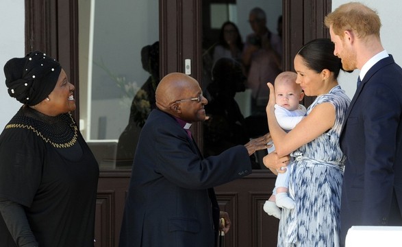 Príncipe Harry leva a família ao encontro do Nobel da Paz, Desmond Tutu