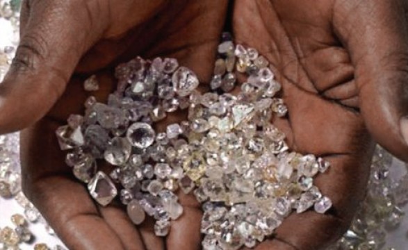 Venda bruta de diamantes atinge em 2017 cerca de mil milhões de dólares