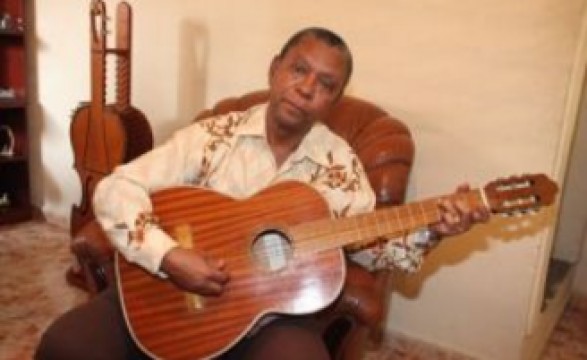Dionísio Rocha autografa e vende álbum 'Mulher Angolana'