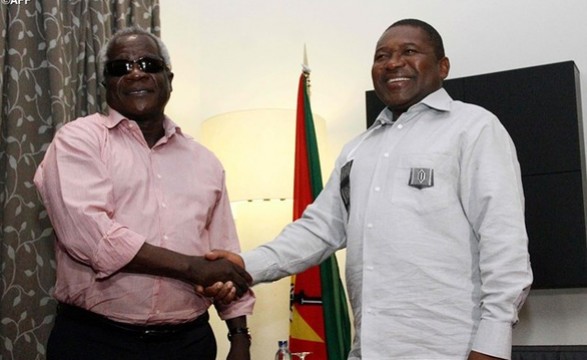 Dhlakama e Nyusi assinam 