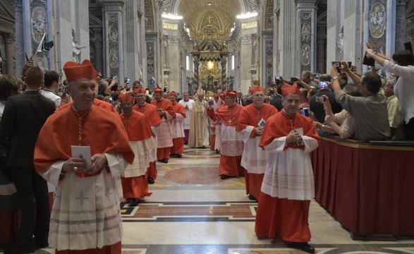 Papa aos novos cardeais: colocar-se aos pés dos outros para servir