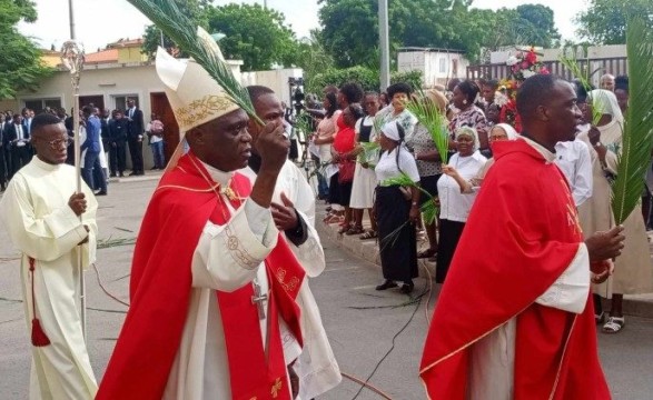 Ruas coloridas de Ramos simbolizam a entrada triunfal de Jesus a Jerusalém