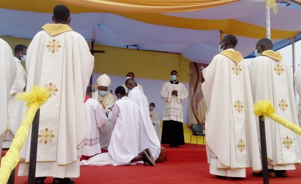 Dom Filomeno exorta aos novos ordenados a servirem com Cristo a palavra de Deus