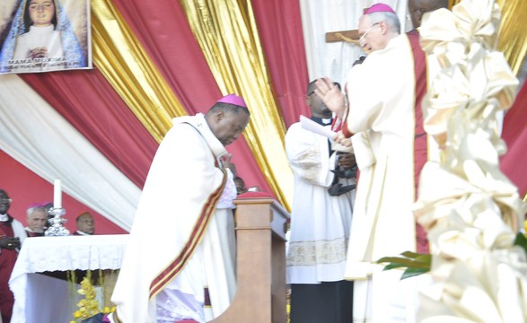 Um ano depois da sua nomeação Dom Filomeno recebeu Palio das mãos do Núncio Apostólico 