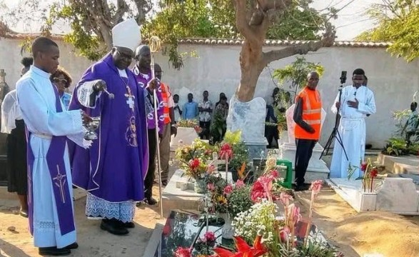 No dia dos fiéis defuntos Dom Jaca reza no cemitério da Camunda