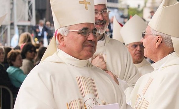 Bispo de S.Tomé entre os devotos de Nªsrª na peregrinação a Muxima 