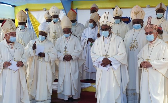 Jubileu dos 25 anos de Episcopado de Dom Nambi, Kuito ganha 9 diáconos