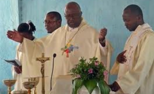 V Domingo do tempo comum, Dom Zacarias Celebra na catedral do Lubango.