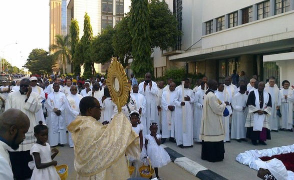 Milhares de fiéis marcharam pelas ruas em adoração ao santíssimo corpo e sangue de Deus