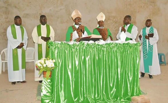 Bispos de Luanda visitam centros paroquiais de são pedro, santo António e são Mateus