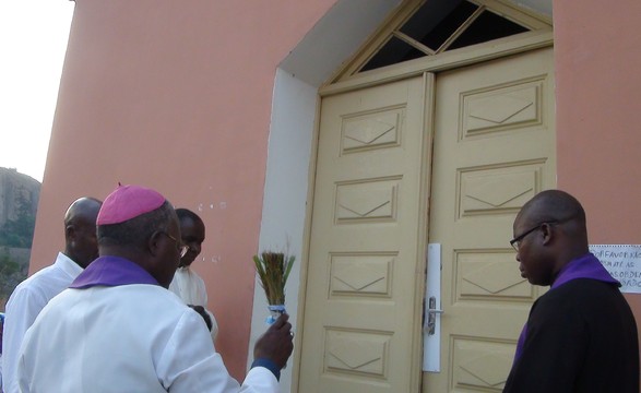 A menos de 2 meses para o encerramento do Ano da Misericórdia Malanje abre mais uma porta Santa