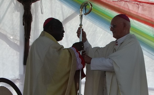 Dom Eugénio entrega símbolos da Diocese a Dom Jaca