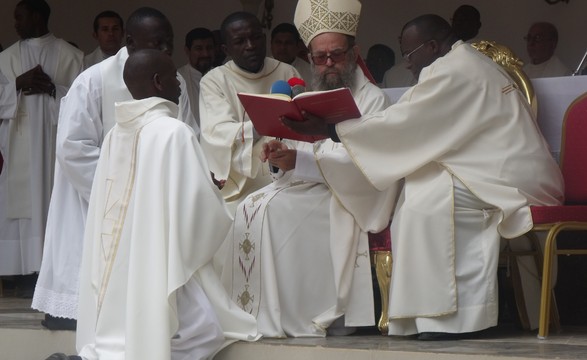 No encerramento do ano da fé, Viana recebe novo sacerdote.
