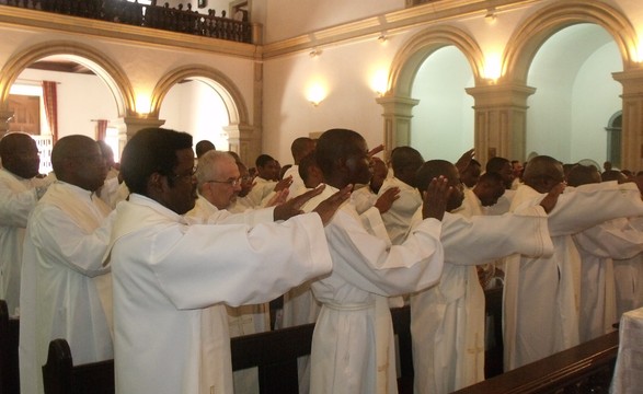 Sacerdotes em Luanda renovam promessas