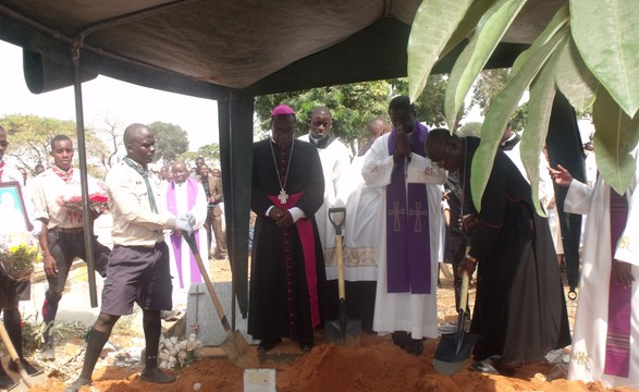 Igreja em Luanda despediu-se do padre Pepe