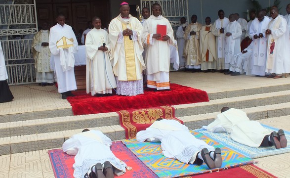 Cabinda ganha 3 novos sacerdotes 