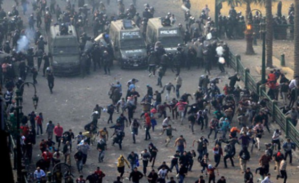 Manifestantes protestam contra Mursi na praça Tahrir no Cairo
