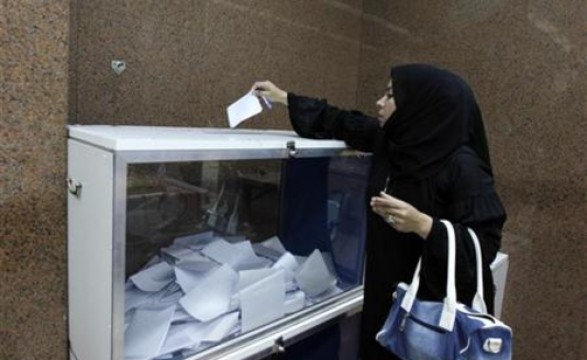 Egípcios votam no exterior; Exército promove busca por 