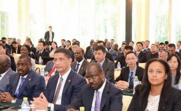 Presidente José Eduardo dos Santos apela empresários chineses a investir em Angola