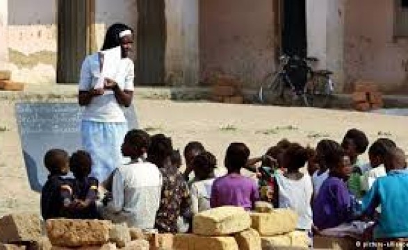 Falta de professores e escolas obriga crianças a atravessarem fronteira