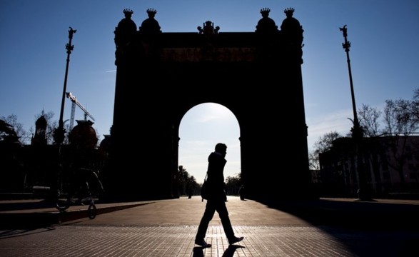 É proibido andar de tronco nu no centro de Barcelona