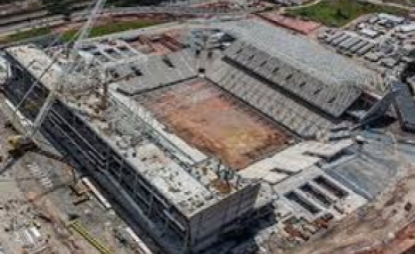 Seis estádios ainda por acabar no Brasil