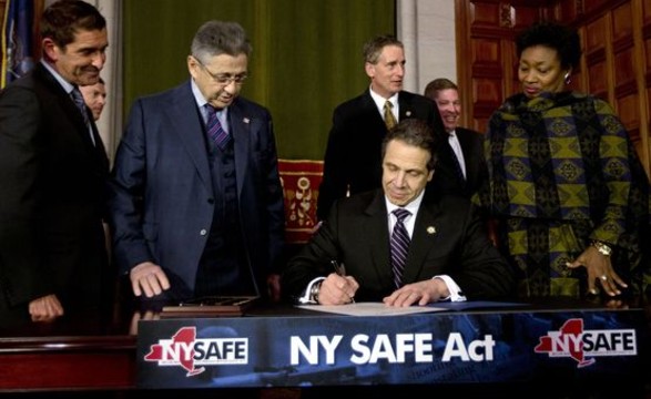 Nova Iorque aprova lei contra o uso de armas