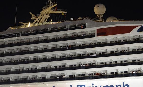 Cruzeiro atraca após 5 dias à deriva com 4 mil pessoas a bordo