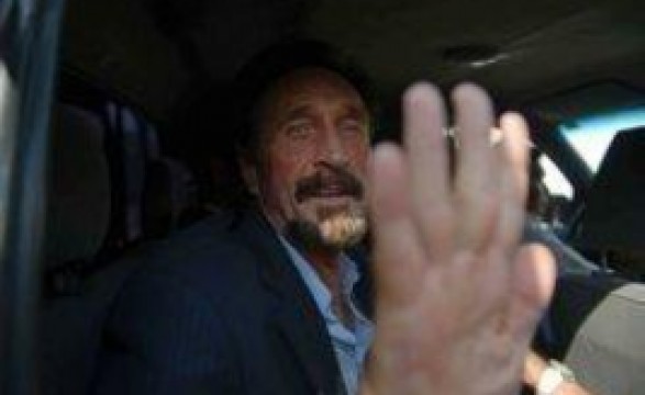 McAfee chega a Miami deportado da Guatemala