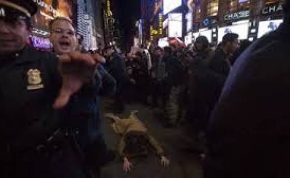 Norte-americanos continuam protestos contra violência policial