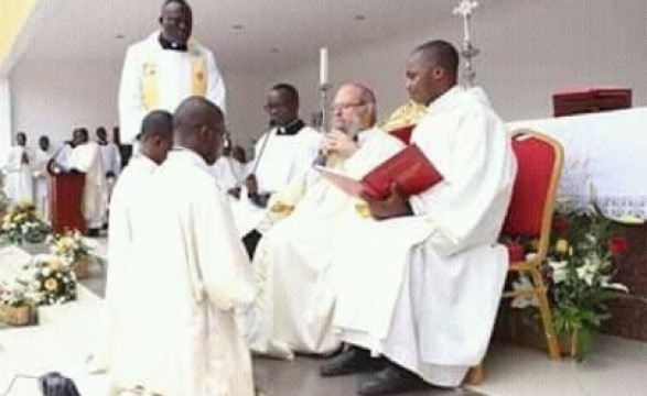 “Sacerdote apegado à coisas lucrativas desfigura a imagem de Cristo” alerta Dom Joaquim