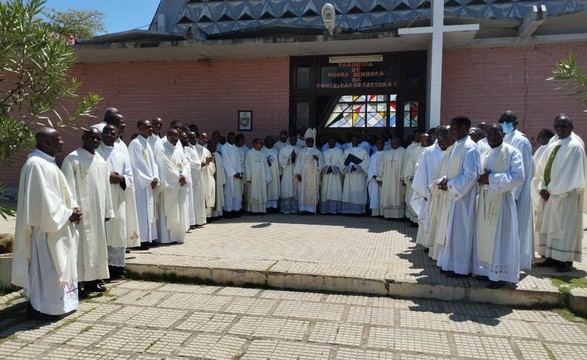 Sumbe missionários em comunhão na missa Crismal