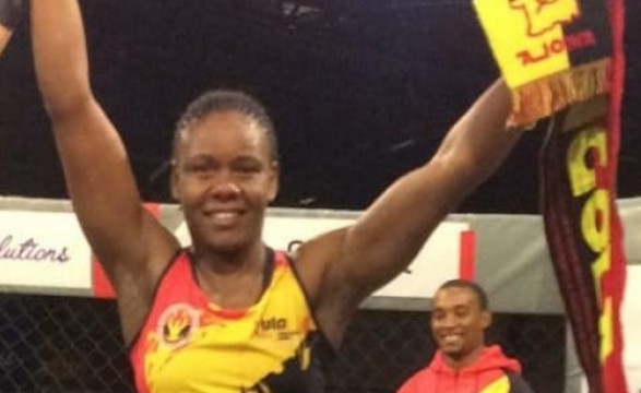Atleta angolana conquista cinturão na MMA