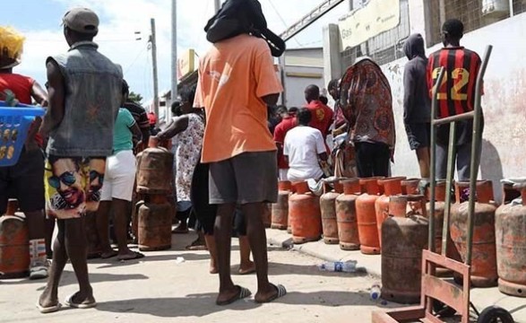 Longas filas para aquisição de gás de cozinha em Luanda