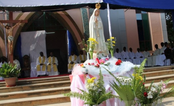 Devotos de Nªsrª de Fátima em procissão com a imagem peregrina