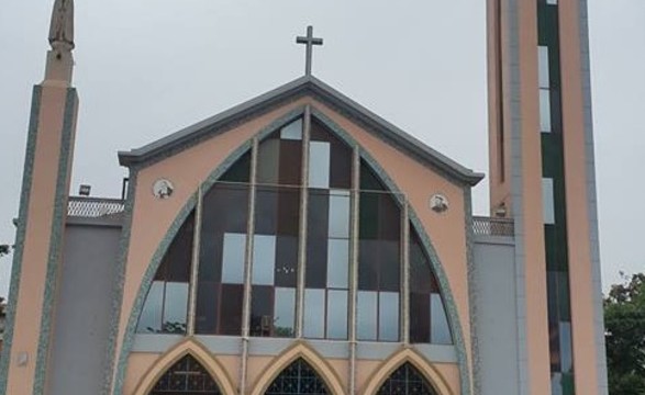 Fiéis católicos saem as ruas em peregrinação a Senhora de Fátima