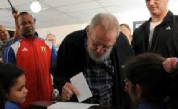 Fidel Castro vota durante eleições locais em Cuba