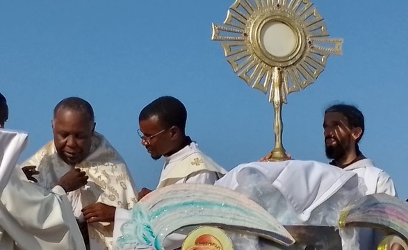 Festa do corpus Crist: Dom Filomeno caminha pela primeira vez na zona sul