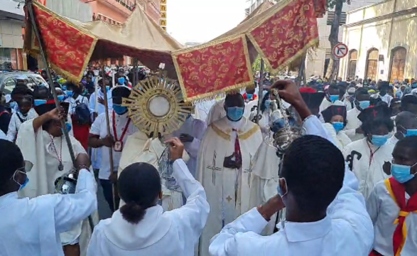 Fiéis de Luanda saem a rua em adoração Pública ao Santíssimo
