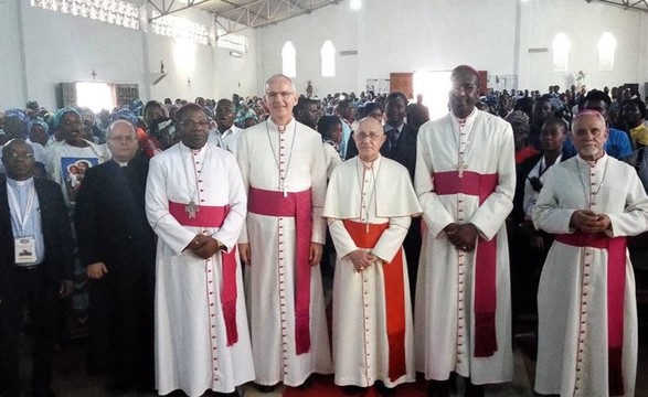 Cardial Filoni exorta igreja angolana a abrir-se a quem a precisa 