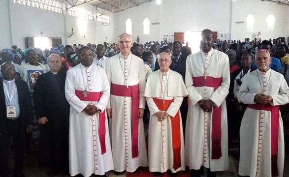 Cardial Filoni exorta igreja angolana a abrir-se a quem a precisa